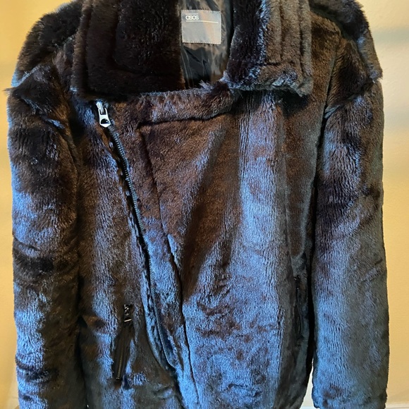 Get your hands on this stylish faux fur! - Picture 5 of 5